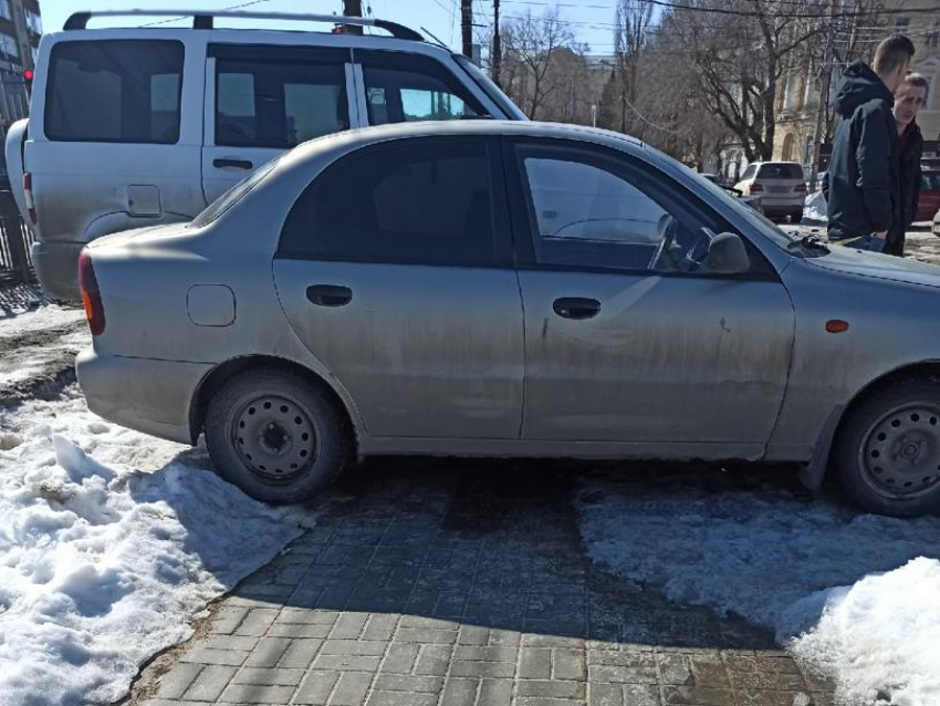 Тротуар превратили в место для царской парковки в Воронеже