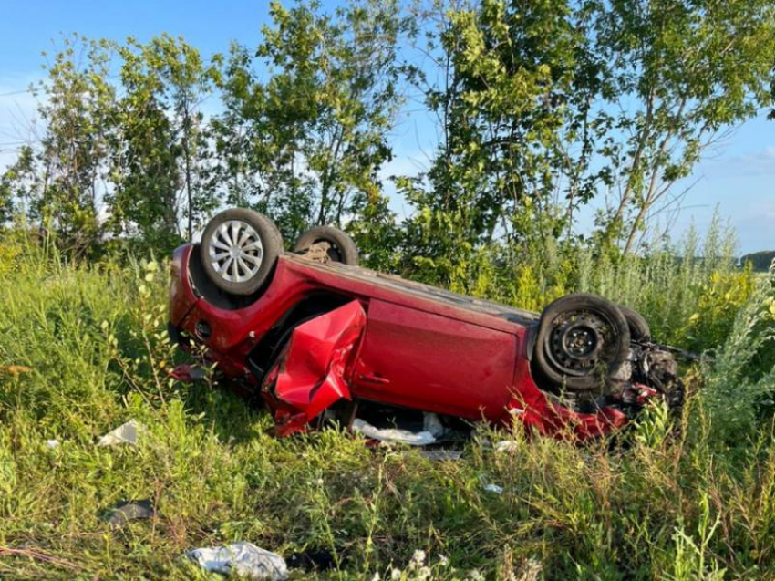 Автомобиль вылетел с дороги и перевернулся под Воронежем – пострадали два человека