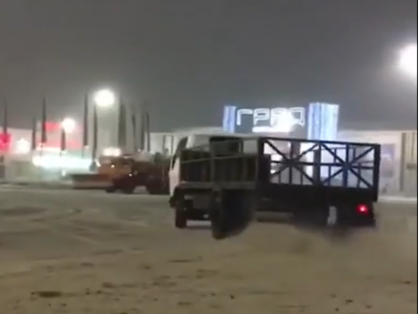 Дрифт грузовика на парковке у ТЦ сняли в Воронеже 