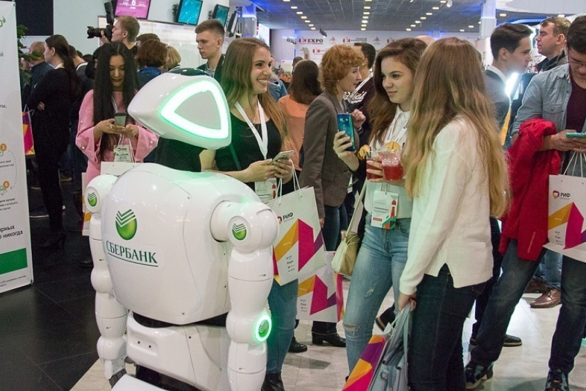 «РИФ-Воронеж 2017»: общение с роботом и всё о блокчейне