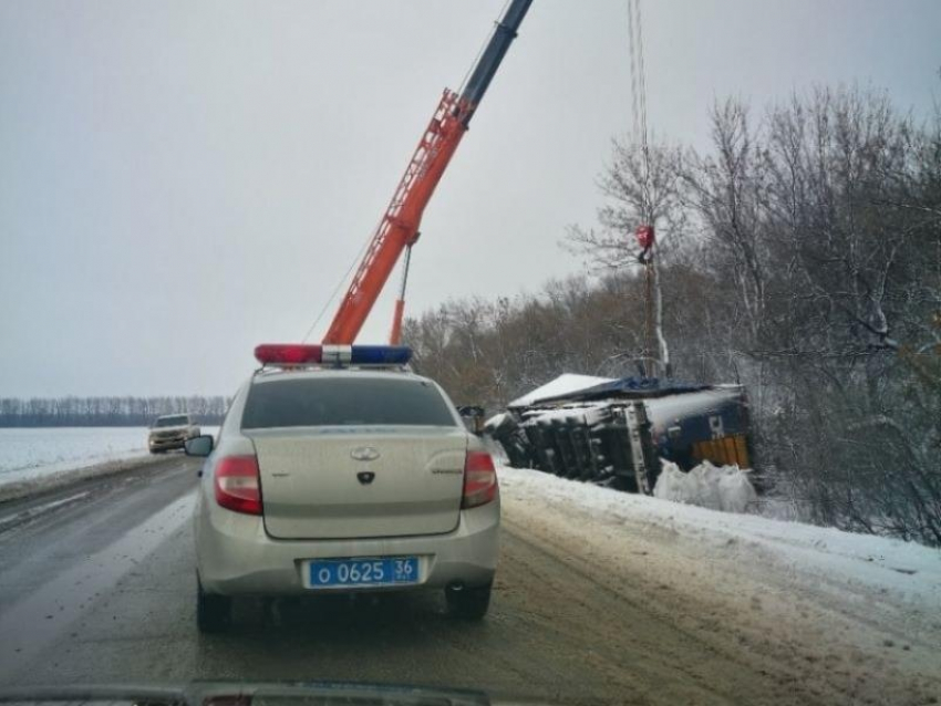 Полицейские спасли 20 тонн удобрений на заснеженной трассе под Воронежем 