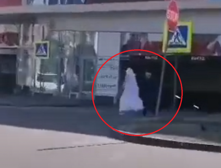 Мужчина в свадебном платье устроил дефиле у ТЦ в Воронеже