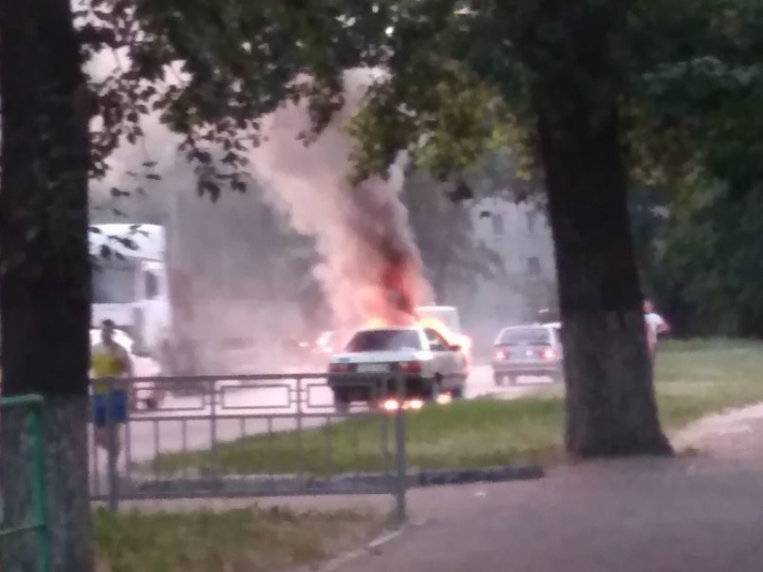 Мощное возгорание автомобиля из-за электропроводки попало на видео