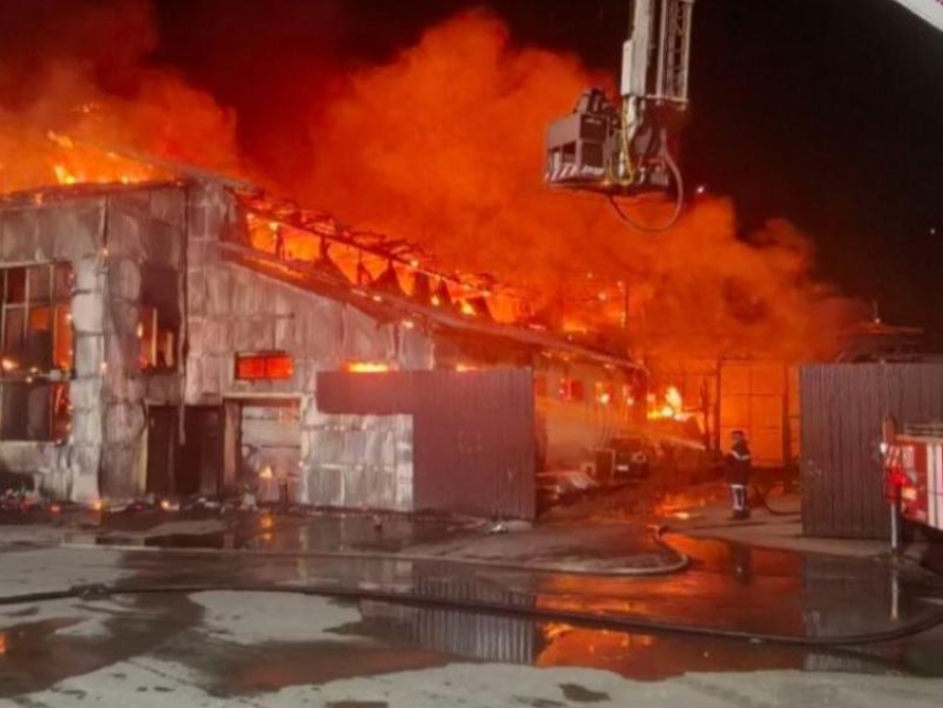 Здание бывшего экскаваторного завода сгорело в Воронеже