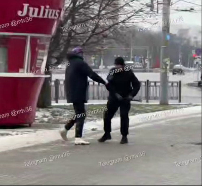 Драка с применением перцовки попала на видео в Воронеже