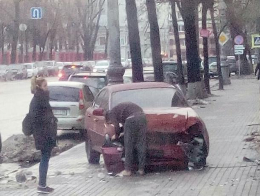 В Воронеже «голодная» иномарка вылетела на тротуар