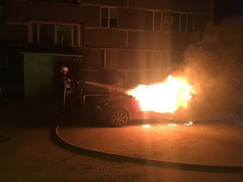 В Воронеже утром сгорел легковой автомобиль