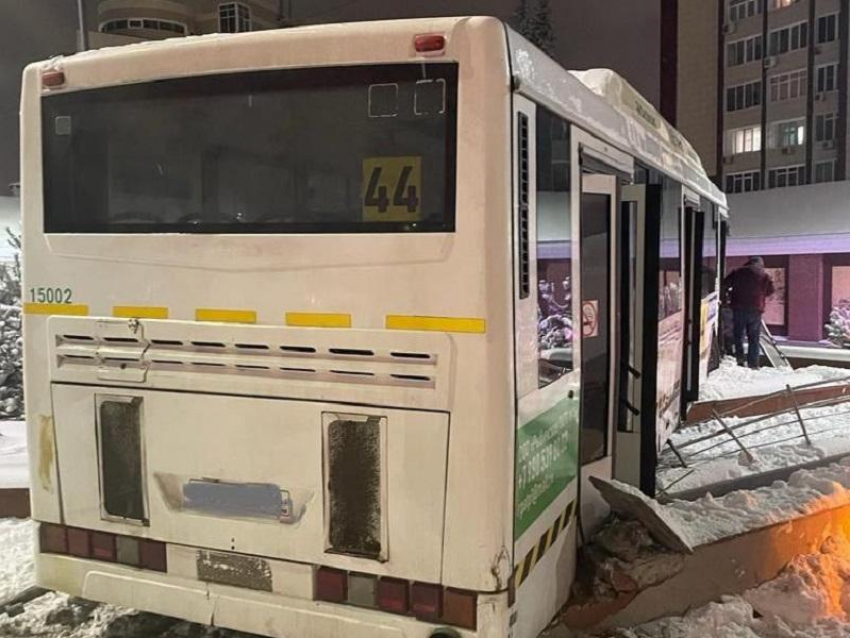 Автобус №44 с пассажирами внутри вылетел с дороги у остановки Манежной в Воронеже