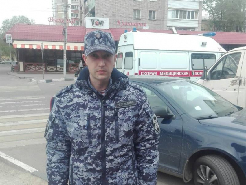 Росгвардеец помог справиться с внезапным приступом жителю Воронежа