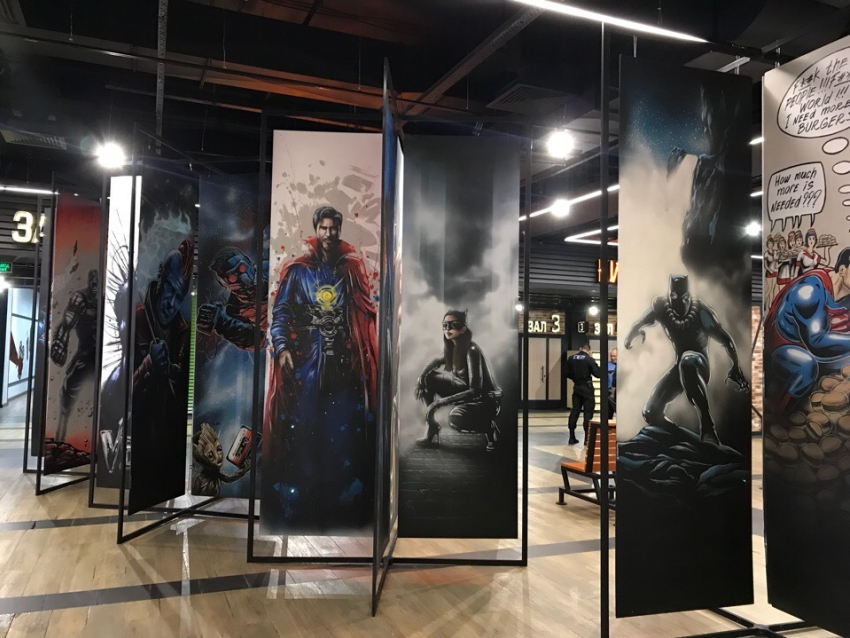 Потрясающие картины героев Marvel и DC украсили ТЦ в Воронеже 