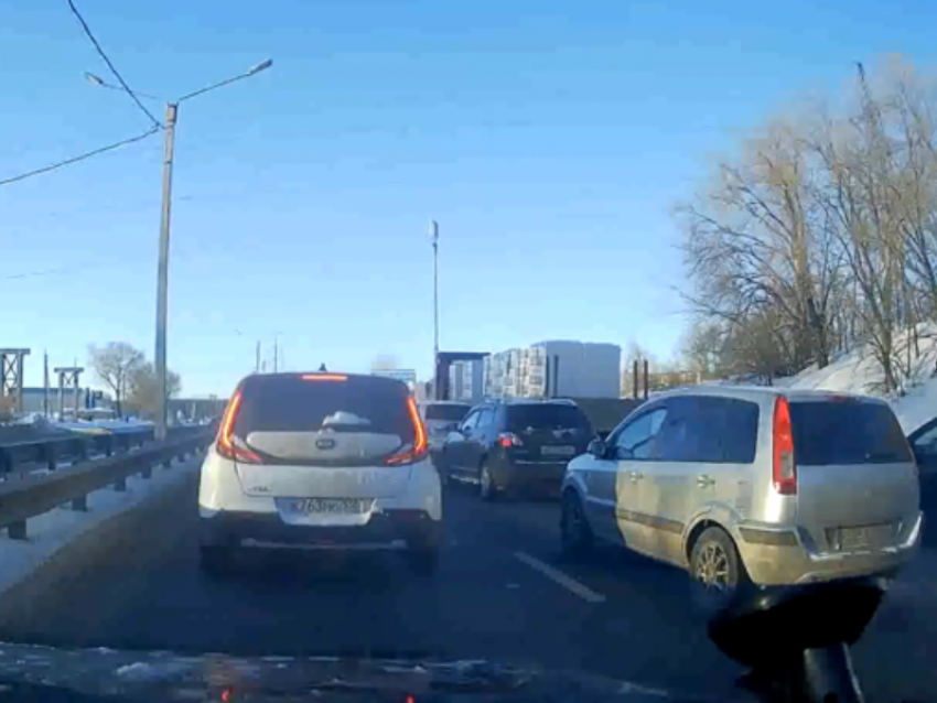 Воронежцы показали причину пробки на окружной 