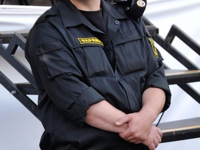 На незаконной охране двух торговых центров ЧОП заработал 10 млн рублей в Воронеже