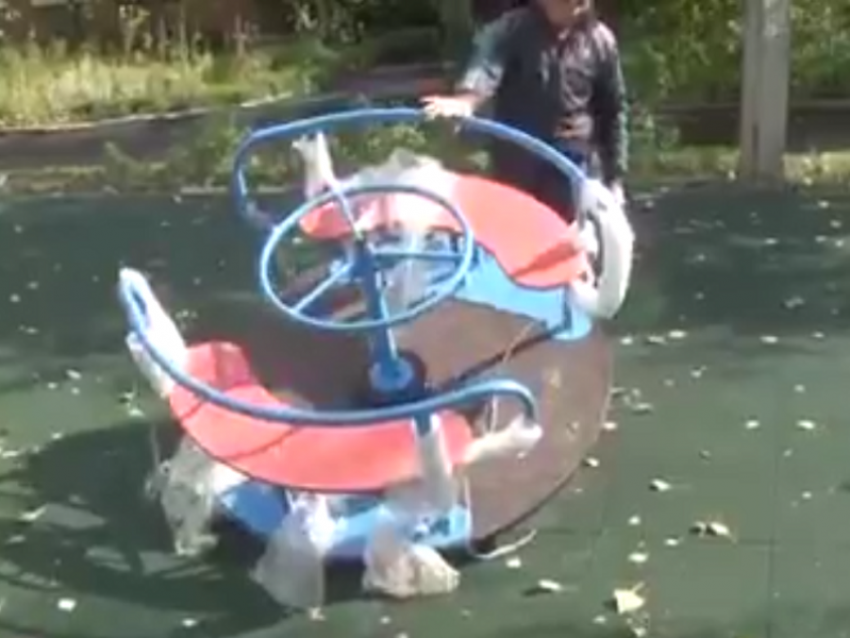 Острогожские чиновники объяснили видео с шатай-площадкой для детей 