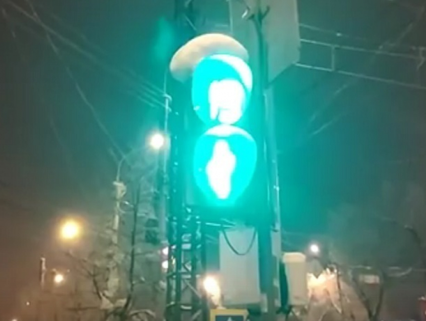 Поехавший от цифр светофор сняли на видео в Воронеже 