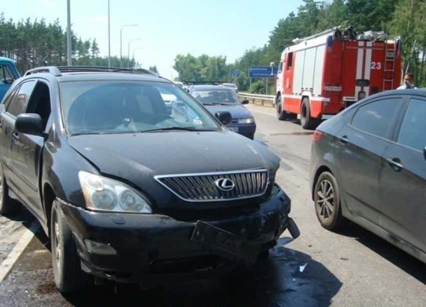 В Воронеже из-за  столкновения дорогостоящего Lexus и «ВАЗа» пострадали пять человек: среди них ребёнок