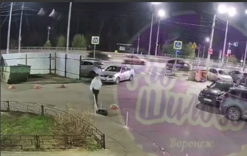 Эпичная встреча машины с забором попала на видео в Воронеже