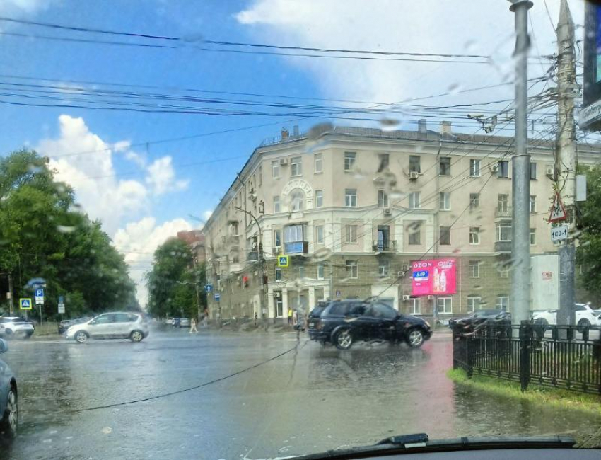 Опасные последствия ливня показали на фото в центре Воронежа