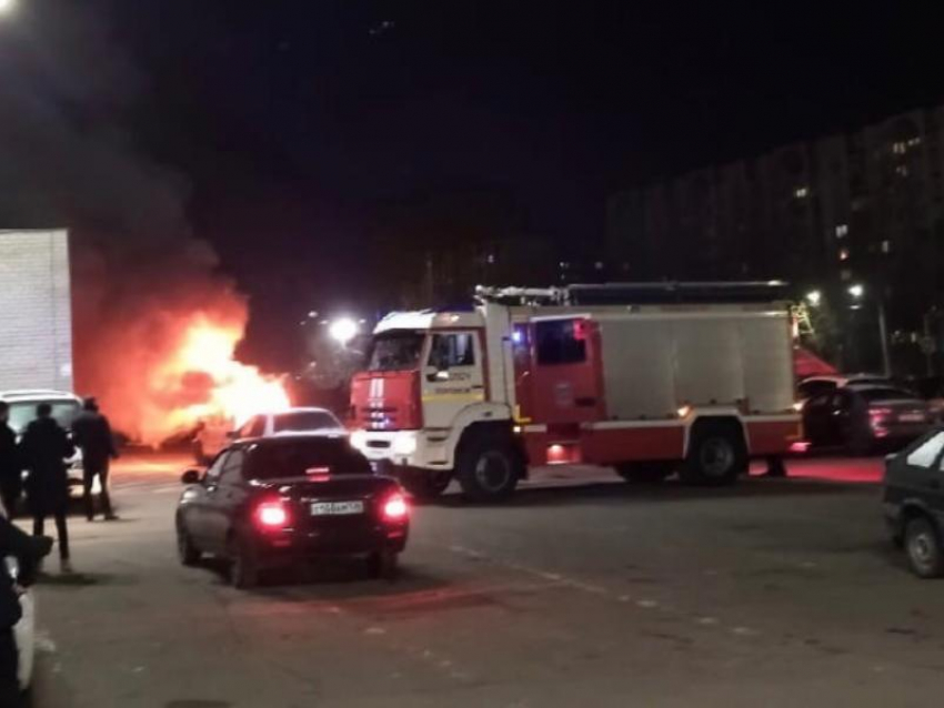 Иномарка сгорела на парковке воронежского гипермаркета 