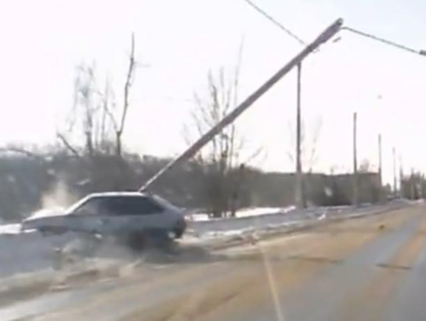 В Воронеже на видео попало, как «Лада» таранит световую опору