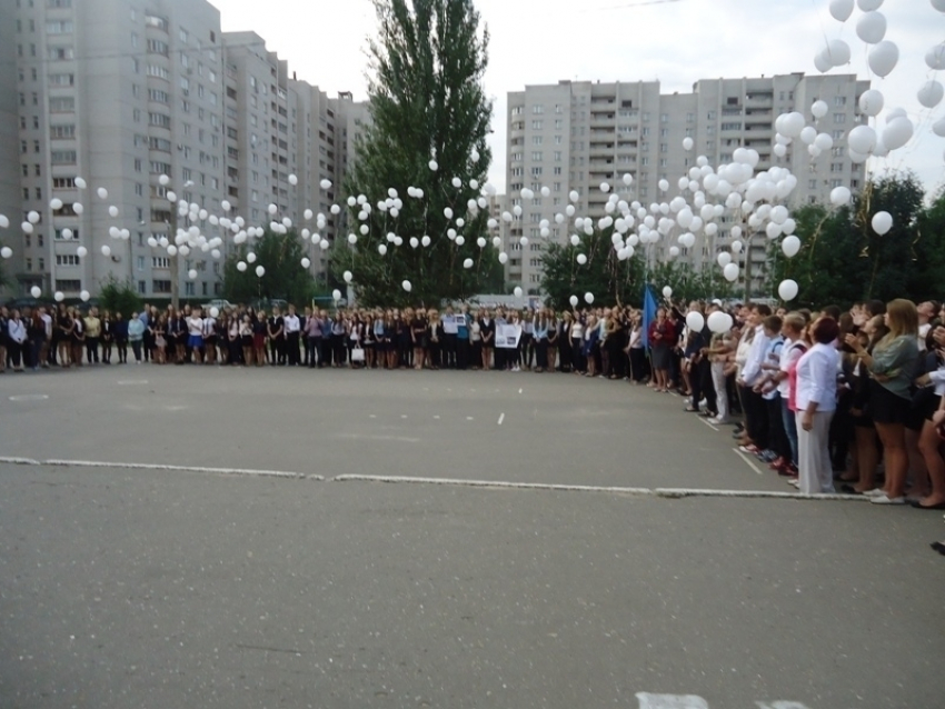 Воронежские школьники в память о теракте в Беслане запустили в небо 300 шаров