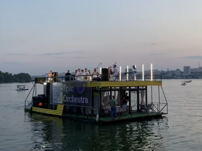 Дикий эпик на воде устроили воронежские музыканты и попали видео 