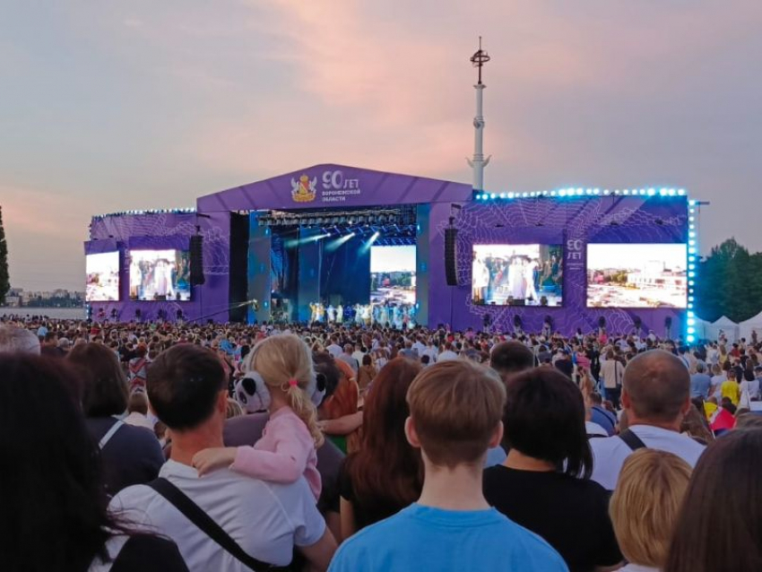 Масштабное арт-шоу на Адмиралтейской площади началось в честь 90-летия Воронежской области