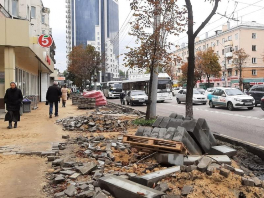 “Рабочих как не было, так и нет”: воронежцев встревожила судьба тротуара у площади Заставы 