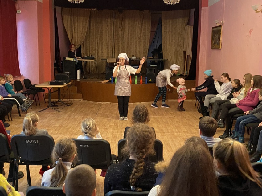 Для беженцев из Донбасса устроили веселую Масленицу в Воронеже 