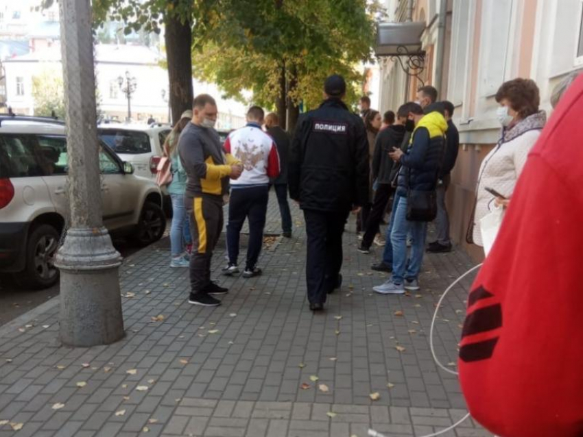 Очередь из пациентов дошла до улицы перед поликлиникой в центре Воронежа