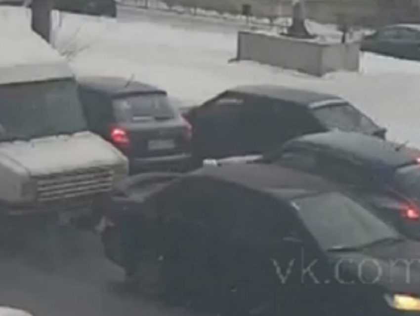 Момент нелепого ДТП в пробке в Воронеже попал на видео