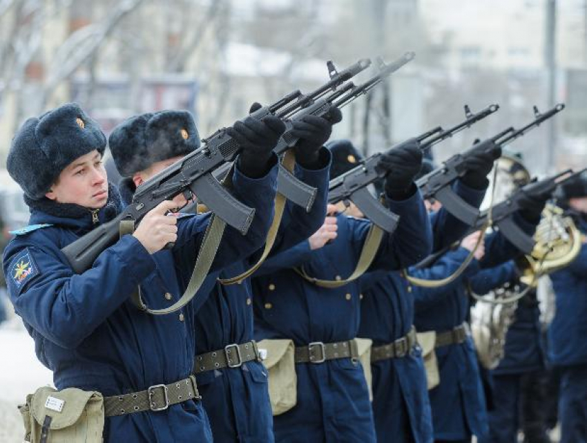 Оружейным залпом почтили память воинов-интернационалистов в Воронеже