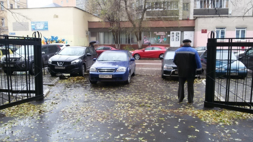 Наглая автомобилистка заблокировала въезд в школу в центре Воронежа