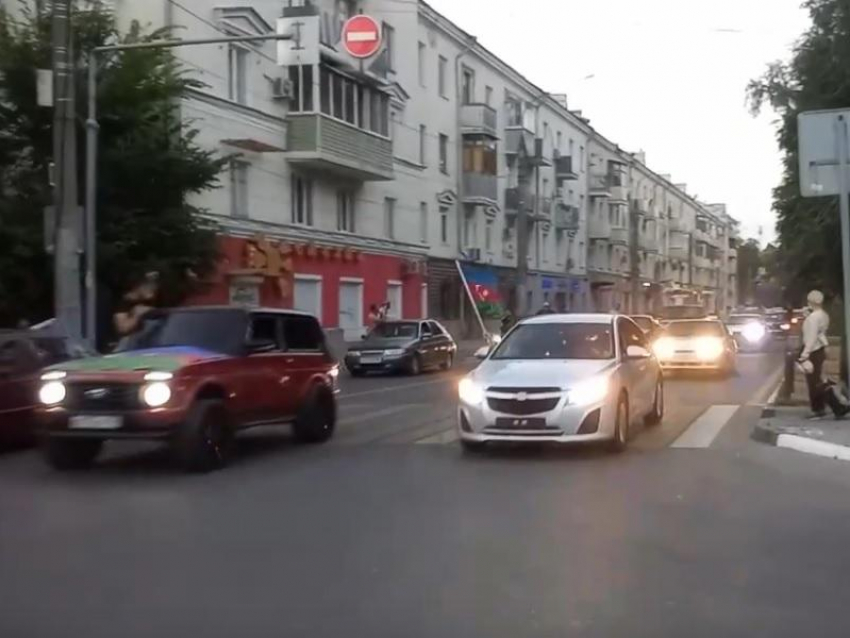 Колонна машин с флагами Азербайджана парализовала центр Воронежа