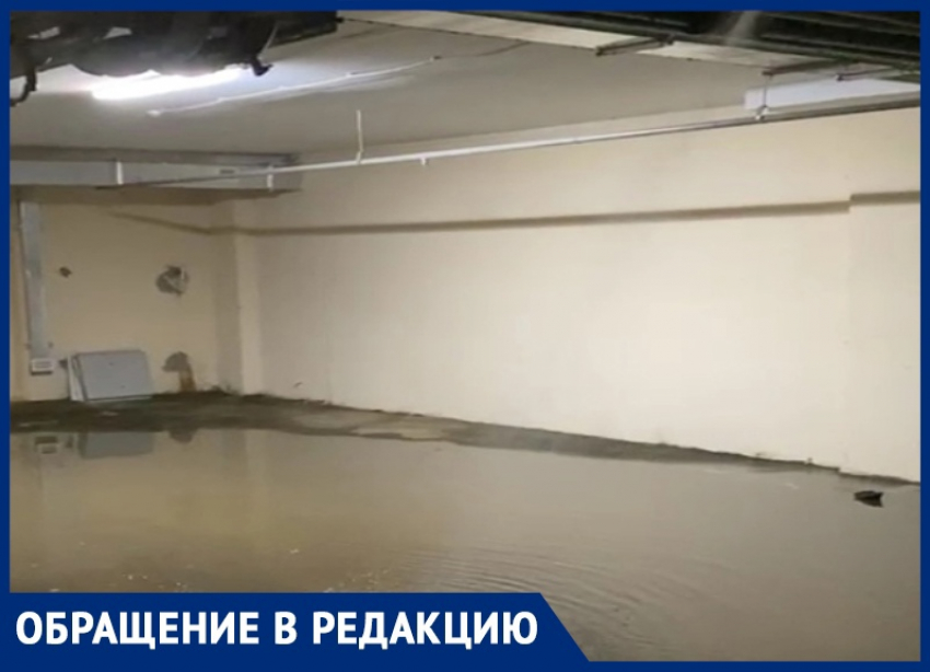 Фекально-водное озеро утопило паркинг под жилым домом в Воронеже 