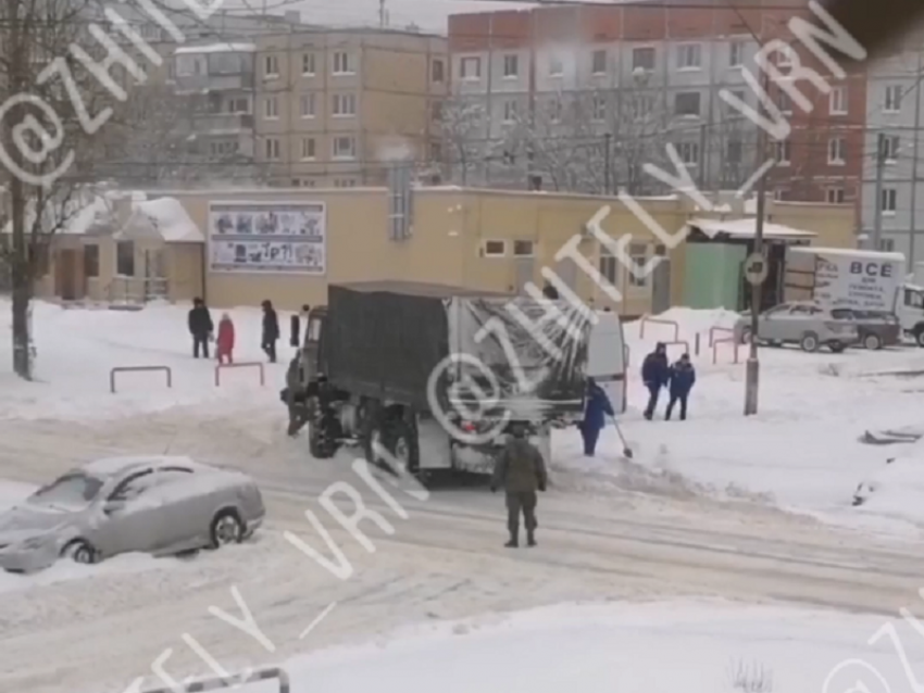 Военные спасли скорую помощь из снежного плена в Воронеже 