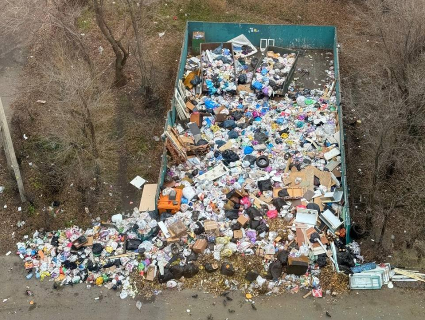 Воронежское позорище вывалилось на проезжую часть и продолжает захватывать город