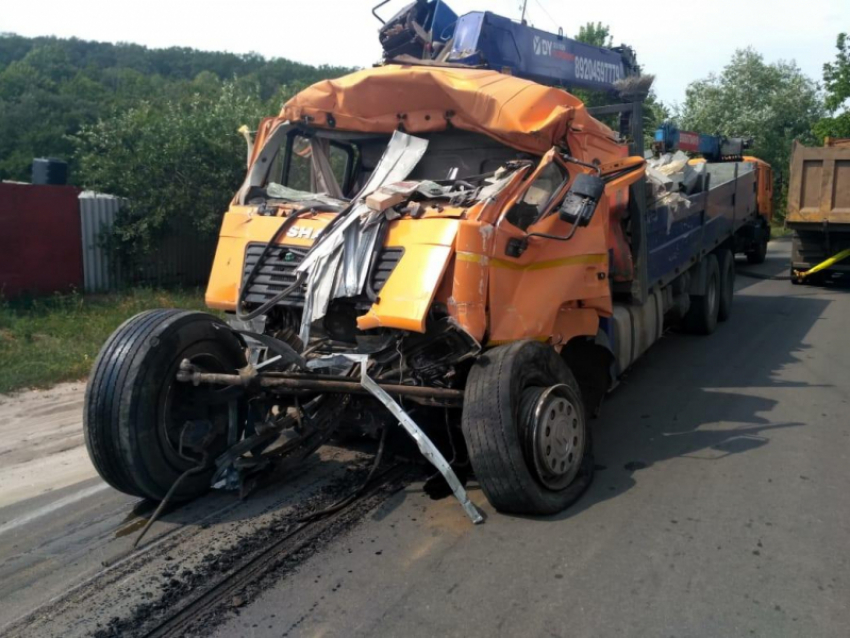 Воронежец въехал в жилой дом на грузовике