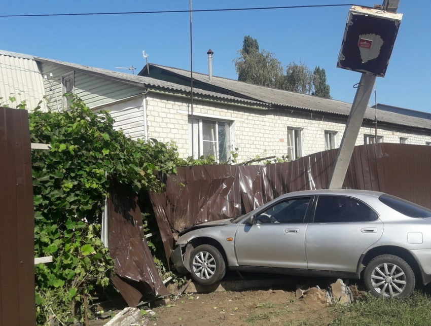 В Воронеже Mazda влетела в забор, снеся на пути фонарный столб