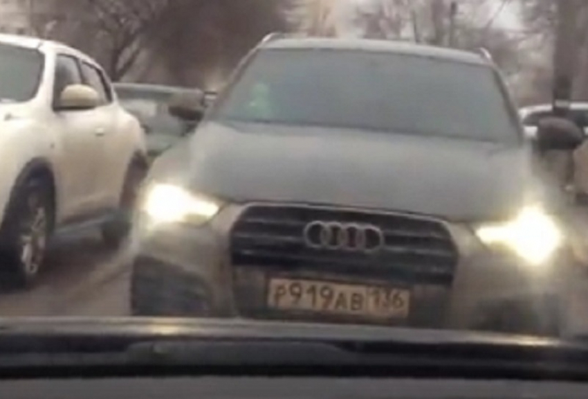 Дорожное противостояние с богачом на Audi сняли в Воронеже 