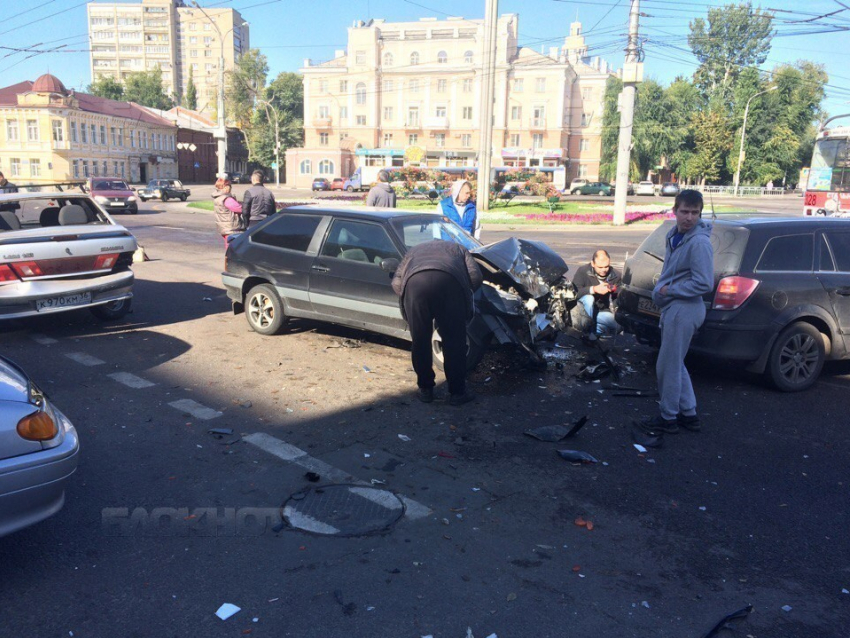 В центре Воронежа на Университетской площади автомобилист разбил шесть припаркованных машин