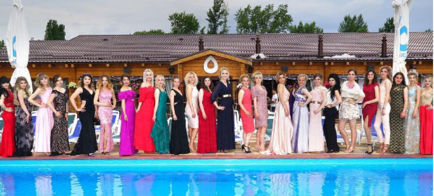 Шеренга выпускниц в роскошных платьях у элитного ресторана вызвала восторг в Воронеже