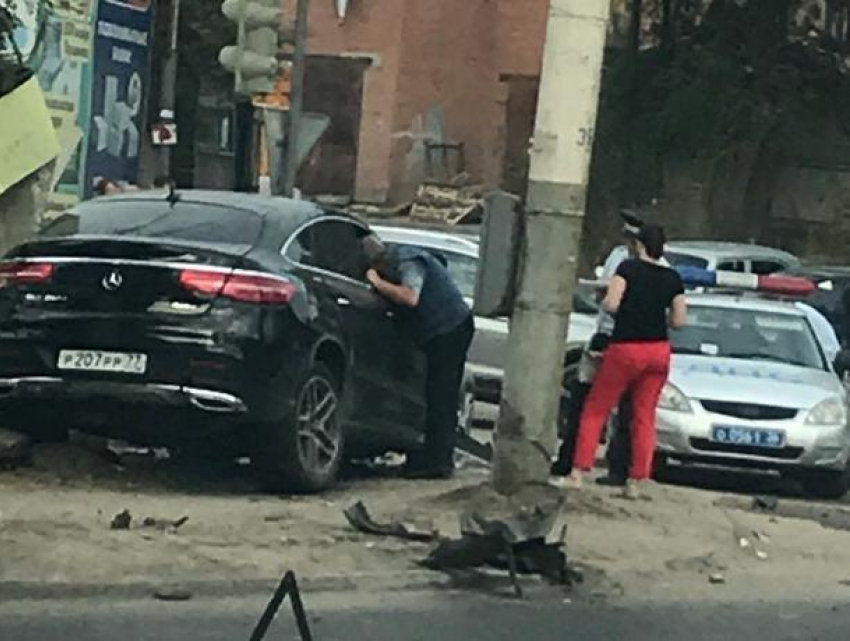 В Воронеже в массовом ДТП с Mercedes за 6 млн рублей пострадали два человека