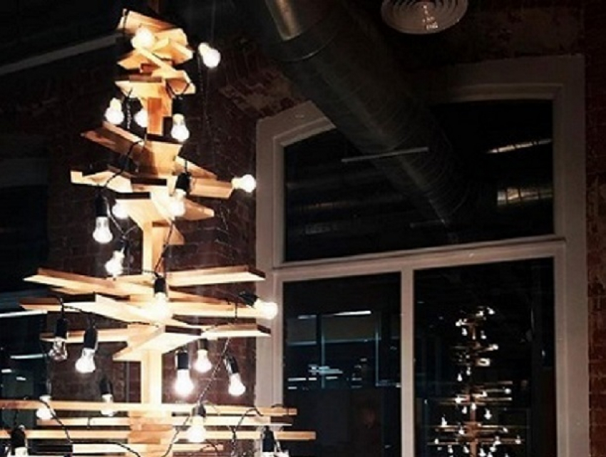 Креативную елку из лампочек и досок сделали в Воронеже