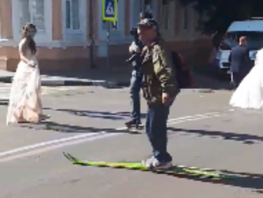   Веселый лыжник станцевал на чужой свадьбе в центре Воронежа 