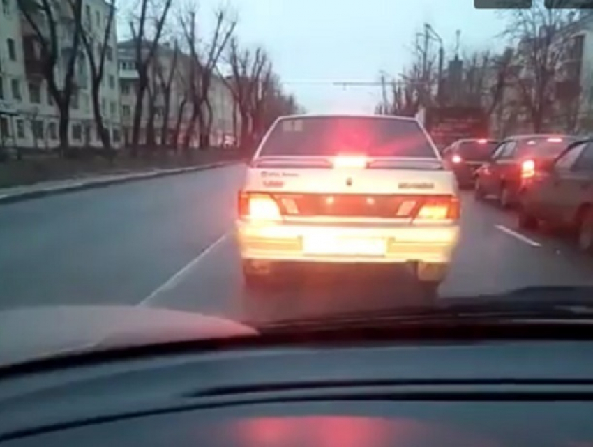 Неопытная автомобилистка показала чудеса трогания с места в Воронеже