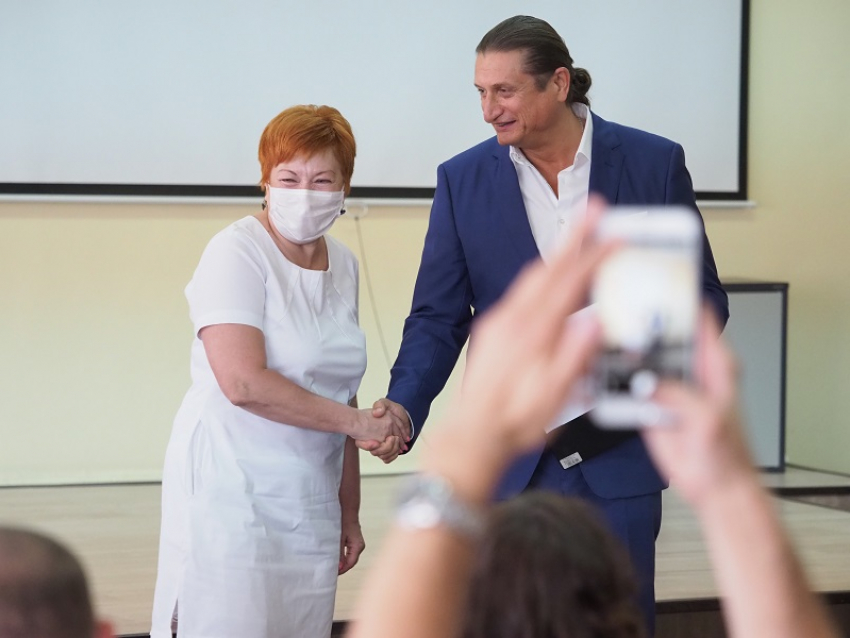 Сергей Чижов передал средства индивидуальной защиты медицинским работникам БСМП № 8