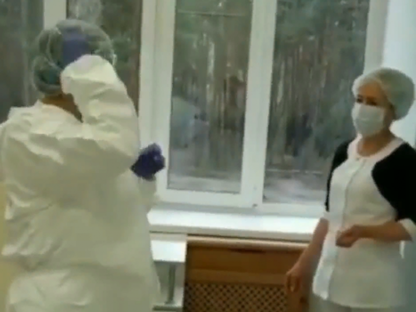 Подготовку медика к походу в зону с больными COVID-19 показали в Воронеже 