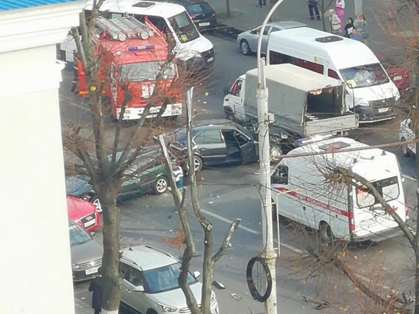  ДТП с легковушкой и грузовиком перекрыло главную улицу Воронежа