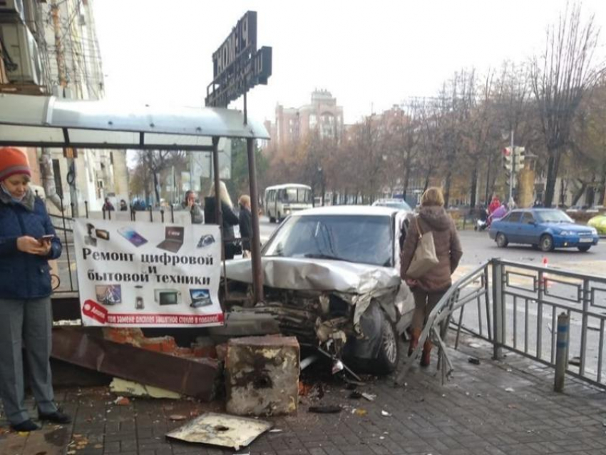 Последствия разгромного ДТП в центре Воронежа попали на фото