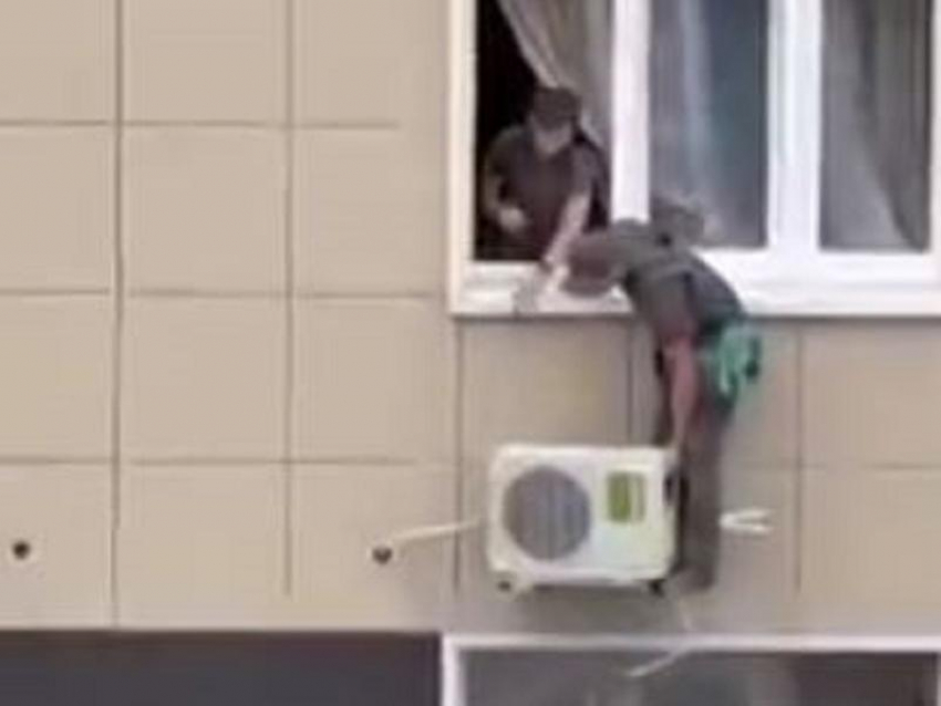 Установку кондиционера на 15-м этаже без страховки сняли на видео в Воронеже